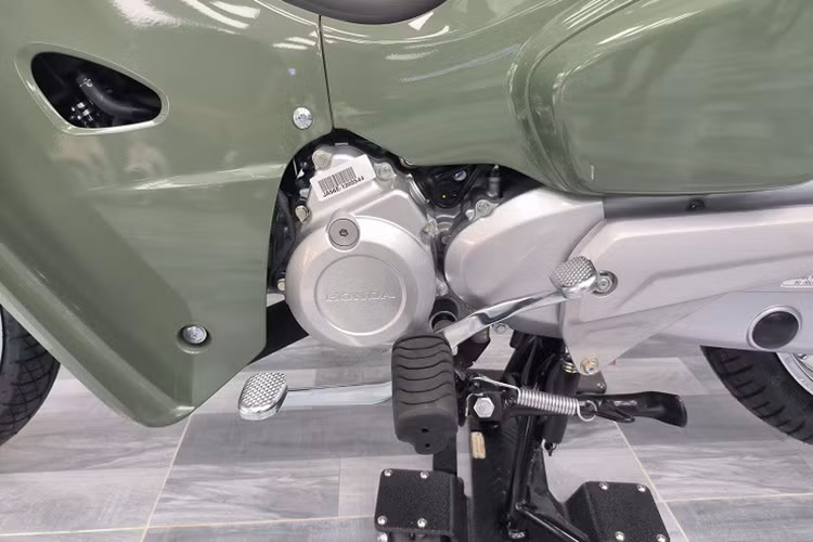 Về sức mạnh, xe được trang bị khối động cơ xy lanh đơn dung tích 110cc kèm hệ thống làm mát bằng không khí. Xe cũng được trang bị hệ thống phun xăng điện tử PGM-FI nên rất tiết kiệm xăng với mức tiêu thụ nhiên liệu trung bình rơi vào khoảng 1,4 lít xăng/100 km. Cub 110 Thái Lan sử dụng kết cấu hộp số tròn 4 cấp.