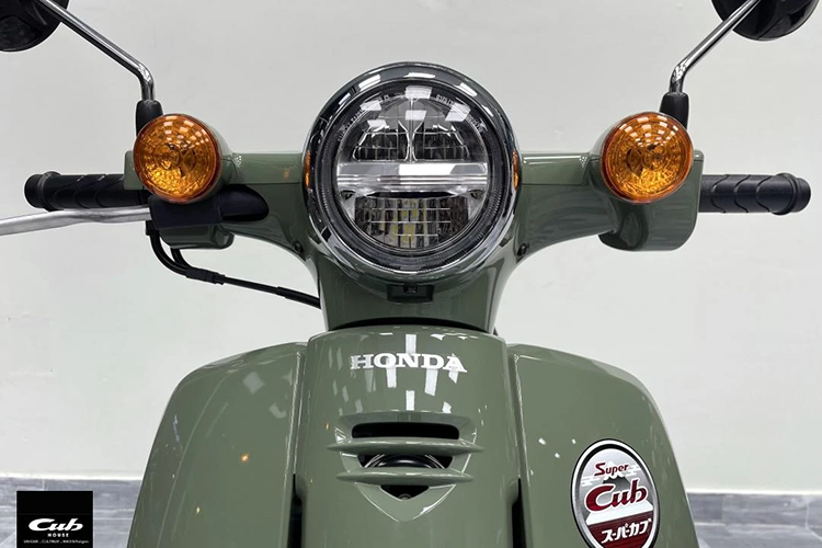 Xe sở hữu đèn pha tròn sử dụng công nghệ LED với 2 tầng chiếu, kèm theo đó là đèn xi nhan và gương chiếu hậu cũng được làm tròn cổ điển. Trong khi đó cụm đèn chiếu hậu có chóa đèn vuông vức hơn.