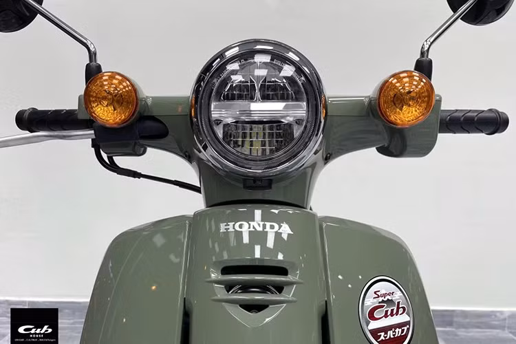 Xe sở hữu đèn pha tròn sử dụng công nghệ LED với 2 tầng chiếu, kèm theo đó là đèn xi nhan và gương chiếu hậu cũng được làm tròn cổ điển. Trong khi đó cụm đèn chiếu hậu có chóa đèn vuông vức hơn.