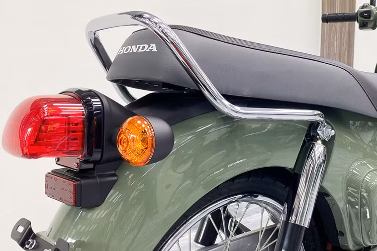 Khác biệt với Honda Cub C125 đang được phân phối chính hãng tại Việt Nam, dòng Cub 110 sử dụng yên xe liền dài tương tự như Honda Dream. Tuy vậy tổng thể vẫn gọn nhẹ với những đường nét bo cong mềm mại.