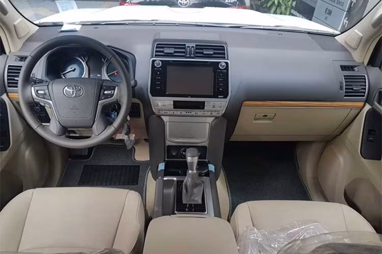 Về nội thất, Prado 2017 sử dụng vô lăng da 4 chấu tích hợp các phím bấm bao gồm; điều khiển hệ thống âm thanh, phím đàm thoại rảnh tay thông qua kết nối Bluetooth, phím điều khiển màn hình đa thông tin MID. Bảng đồng hồ optitron hiển thị sắc nét được thiết kế mới sang trọng tích hợp màn hình đa thông tin TFT màu.