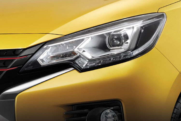 Tuy nhiên, khác với những mẫu xe như Xpander hay Triton mới, Mitsubishi Mirage 2020 không được tách riêng dải đèn LED định vị ban ngày và đèn pha. Thay vào đó, cụm đèn pha của mẫu xe hatchback đô thị này tích hợp với dải đèn LED định vị ban ngày. Bên dưới là đèn sương mù hình tròn, nằm trong hốc màu đen.