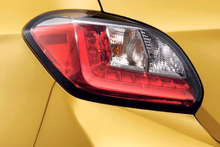 Vòng ra đằng sau mẫu xe Mitsubishi Mirage hoàn toàn mới này, chúng ta sẽ bắt gặp cản sau thay đổi thiết kế và cụm đèn hậu LED mới. Cánh gió mui của xe sẽ được tích hợp đèn phanh thứ ba trên cao trong khi bên dưới là đầu ống xả mạ crôm.