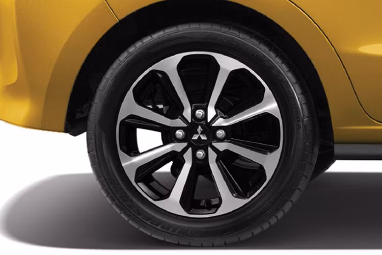 Ở Mirage 2020, hãng Mitsubishi còn trang bị bộ vành hợp kim 15 inch sơn phối 2 màu thể thao. Trừ bộ vành, thiết kế thân xe của mẫu hatchback này dường như không thay đổi nhiều so với thế hệ cũ, đặc biệt ở đường dập gân chạy từ hốc bánh trước đến đèn hậu.