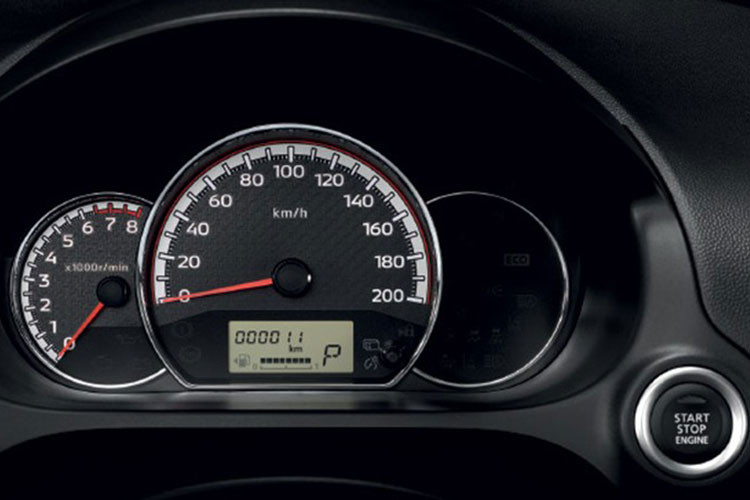 Những nâng cấp khác bên trong xe chi tiết giả sợi carbon trên cụm điều khiển trung tâm và ở khu vực bao quanh nút chỉnh cửa sổ hay bệ tì tay trung tâm hàng ghế trước mới.