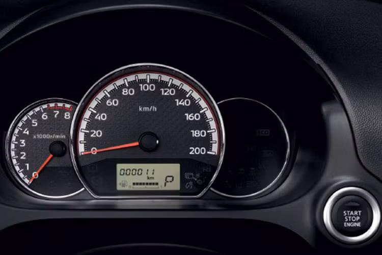 Những nâng cấp khác bên trong xe chi tiết giả sợi carbon trên cụm điều khiển trung tâm và ở khu vực bao quanh nút chỉnh cửa sổ hay bệ tì tay trung tâm hàng ghế trước mới.