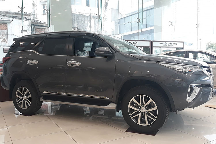 Fortuner 2018 được bán ra thị trường với 4 phiên bản khác nhau gồm 3 phiên bản máy dầu và 1 phiên bản sử dụng động cơ xăng. Trong đó, đáng chú ý chính là sự xuất hiện thêm một phiên bản động cơ máy dầu 2.8L 4×4 số tự động, lược bỏ phiên bản động cơ xăng 2.7L 4×4 số tự động và bổ sung thêm lựa chọn số tự động cho phiên bản động cơ 2.4L 4×2.