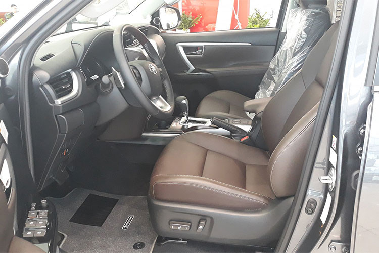 Toyota Fortuner bản 2.4G 4×2 MT có giá bán 1,026 tỷ đồng, tăng 45 triệu đồng (trước là 981 triệu đồng), Toyota Fortuner 2.4G 4×2 AT có giá 1,049 tỷ đồng, còn Fortuner 2.7V 4×2 có giá mới là 1,15 tỷ đồng, tăng 10 triệu đồng (trước là 1,149 tỷ đồng) và cao nhất là Toyota Fortuner 2.8G 4×4 AT có giá bán 1,354 tỷ đồng.