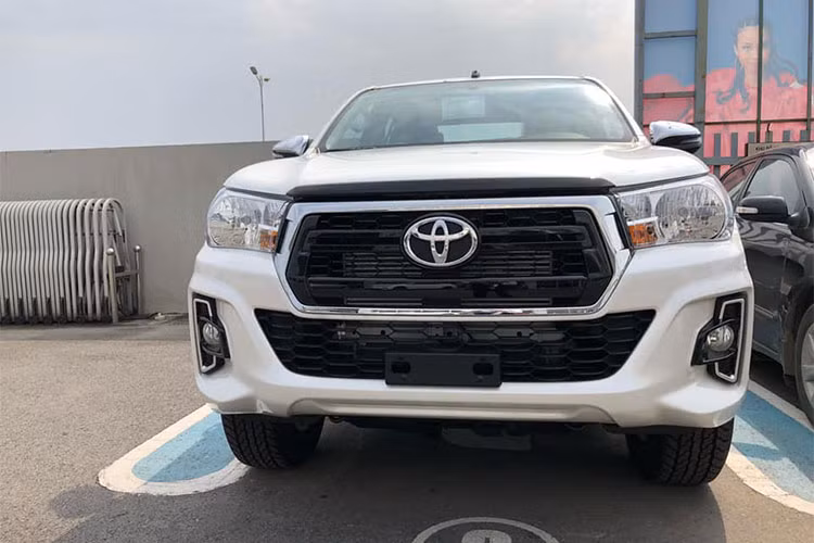 Như vậy, để mua được một chiếc Toyota Fortuner 2.8V bản cao cấp nhất, khách Việt sẽ phải bỏ ra khoảng 1,45 tỷ đồng, tổng giá xe Toyota Fortuner sau khi ra biển xấp xỉ 1,6 tỷ đồng - các hơn nhiều so với các đối thủ cùng phân khúc đang được bán ra tại thị trường ôtô Việt Nam.