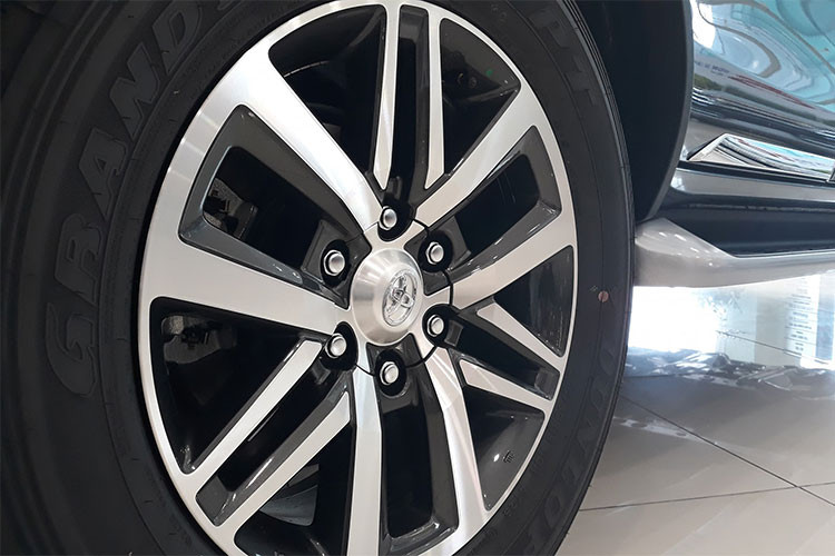 Trang bị an toàn tiêu chuẩn cho xe bao gồm hệ thống hỗ trợ phanh (ABS, EBD, BA), phanh đĩa 4 bánh, cân bằng điện tử, kiểm soát lực kéo, hỗ trợ khởi hành ngang dốc/đổ đèo, camera lùi, cảm biến lùi và 7 túi khí...