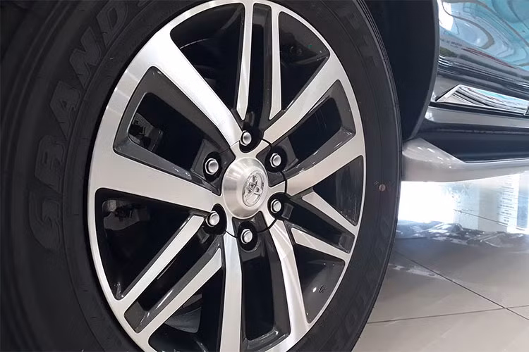 Trang bị an toàn tiêu chuẩn cho xe bao gồm hệ thống hỗ trợ phanh (ABS, EBD, BA), phanh đĩa 4 bánh, cân bằng điện tử, kiểm soát lực kéo, hỗ trợ khởi hành ngang dốc/đổ đèo, camera lùi, cảm biến lùi và 7 túi khí...