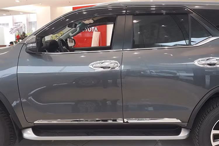 Nhiều khách hàng cho biết giá phụ kiện Toyota Fortuner 2018 cao hơn gấp 2,3 lần giá thị trường mặc dù đây không phải hàng chính hãng của Toyota Việt Nam. Cụ thể, chiếc camera hành trình Pioneer ND-DVR100 có giá ngoài là 4,4 triệu nhưng trong báo giá của đại lý lên tới 8,4 triệu đồng. Tương tự, loa sub điện Pioneer được báo giá hơn 10,1 triệu đồng, cao hơn nhiều khi mua ngoài, chế độ bảo hành vẫn tương tự. 