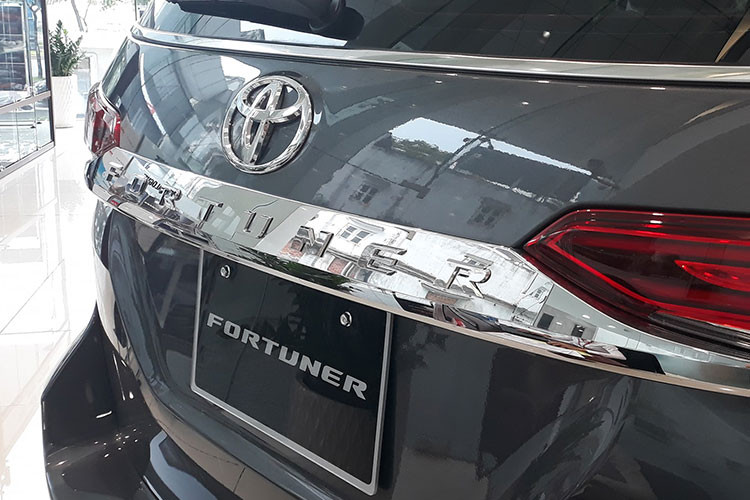 Ngoài việc được trang bị khối động cơ mới, các trang bị khác trên xe Fortuner 2.8V 4×4 cao cấp nhất gần như tương đồng với bản 2.7V 4×4 trước đây. Ngoại thất có đèn chiếu sáng projector bi-LED, vành 18 inch. Bên trong cabin là ghế da chỉnh điện 8 hướng cho vị trí lái, điều hoà tự động 2 vùng, màn hình 7 inch và âm thanh 6 loa.