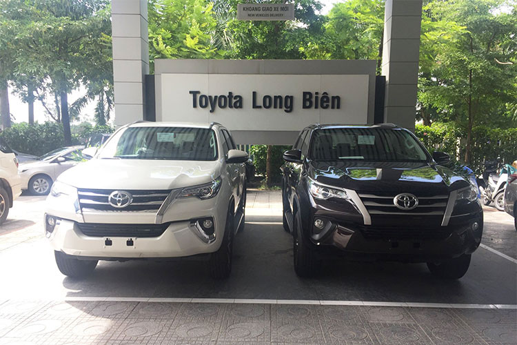 Mẫu xe Toyota Fortuner 2018 phiên bản 2.8V 4×4 AT - máy dầu đã có mặt tại một showroom chính hãng ở Việt Nam, chiếc xe mới này có giá công bố 1,354 tỷ đồng, nhưng để có thể lăn bánh ra đường thì người mua sẽ phải tốn thêm nhiều chi phí, tổng cộng có thể lên tới 1,6 tỷ đồng.