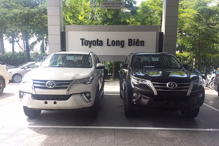 Mẫu xe Toyota Fortuner 2018 phiên bản 2.8V 4×4 AT - máy dầu đã có mặt tại một showroom chính hãng ở Việt Nam, chiếc xe mới này có giá công bố 1,354 tỷ đồng, nhưng để có thể lăn bánh ra đường thì người mua sẽ phải tốn thêm nhiều chi phí, tổng cộng có thể lên tới 1,6 tỷ đồng.