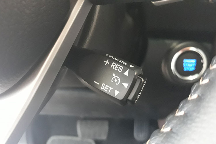 Khan hàng và nhu cầu mua xe tăng cao đã khiến Toyota Fortuner 2018 luôn bị đại lý làm giá hoặc khách hàng phải chịu gắn thêm phụ kiện lên đến cả trăm triệu đồng. Khách hàng phải chọn mua gói phụ kiện đi kèm để được giao xe sớm, nếu không vẫn cứ tiếp tục chờ vô thời hạn. 