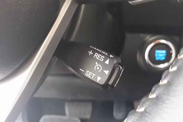 Khan hàng và nhu cầu mua xe tăng cao đã khiến Toyota Fortuner 2018 luôn bị đại lý làm giá hoặc khách hàng phải chịu gắn thêm phụ kiện lên đến cả trăm triệu đồng. Khách hàng phải chọn mua gói phụ kiện đi kèm để được giao xe sớm, nếu không vẫn cứ tiếp tục chờ vô thời hạn. 