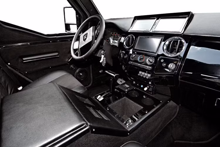 Cửa của chiếc xe nặng đến mức cần có bản lề đặc biệt để đỡ được trọng lượng vượt trội của mẫu xe này. Lốp xe được chế tạo đặc biêt, loại lốp này có thể chịu được sự tấn công của tên lửa RPG. Để thu hút các khách hàng, ngoài khả năng chống đạn Conquest con trang bị nội thất được da bọc cao cấp cùng nhiều công nghệ đi kèm.