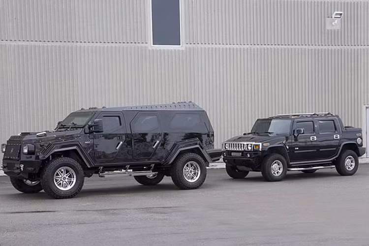 Một số tính năng bảo vệ tuyệt đối được trang bị trên Knight XV có thể kể tới hệ thống liên lạc lắng nghe bên ngoài, còi báo động, camera nhìn được trong bóng tối, cửa sổ tĩnh điện đục, thiết bị phát hiện vật thể bám dưới gầm xe, két sắt an toàn và giao diện điều khiển phía sau... So sánh nó với Hummer H2 thì có thể thấy rõ nó "khủng" đến cỡ nào.