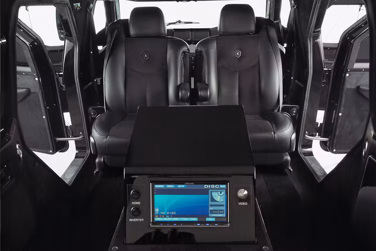 Cửa sau cũng được bọc lót da cùng tông màu với ghế. Sự tiện nghi của chiếc siêu SUV hàng khủng chống đạn này cũng được thể hiện ở các hệ thống thông tin giải trí như âm thanh vòm, iPad tích hợp trên ghế sau,... thậm chí cả bộ Playstaion mới nhất cũng được trang bị trên xe.