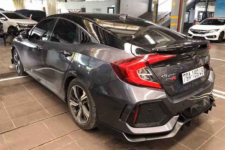 Bên trong nội thất của của chiếc xe có thiết kế dựa trên bản Civic thường, nhưng nó lại sở hữu nhiều chi tiết mang tính thể thao như cặp ghế trước ôm lưng, các tấm ốp trang trí bằng sợi carbon và vô-lăng vành mới hai màu... Giao diện bảng đồng hồ và hệ thống thông tin giải trí cũng có màu đỏ nổi bật đậm chất thể thao hơn so với phiên bản hiện nay.