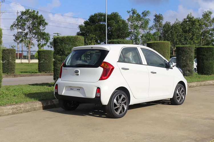 Về cơ bản, Kia Morning bản số tự động mới này có thiết kế nội ngoại thất giống như phiên bản Morning EX MT (giá 299 triệu đồng). Để tiết kiệm chi phí, Kia Morning AT chỉ sở hữu đèn halogen, không có đèn định vị LED, không có đèn sương mù và đèn hậu LED.