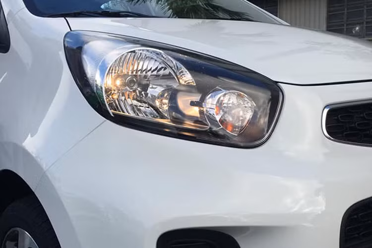 Cũng như những phiên bản đang bán ra tại Việt Nam - trục cơ sở của xe được tăng thêm 15mm, từ mức 2.385mm lên mức mới 2.400mm, các hốc bánh được đẩy sát ra các góc xe. Kích thước tổng thể của Kia Morning AT mới sẽ là (Dài x Rộng x Cao) tương ứng 3.595 x 1.595 x 1.485 mm.