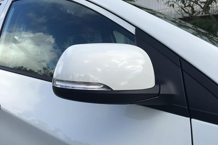 Khác biệt với phần đầu xe sở hữu bóng đèn dạng halogen, cụm đèn hậu hình chữ C và đèn chiếu sáng ban ngày được trang bị dải Led hiện đại. Gương chiếu hậu gập điện, chỉnh điện tích hợp đèn báo rẽ tiện dụng. mâm xe hợp kim dạng 4 chấu kép cỡ lớn có kích thước 15 inch khá đẹp mắt.