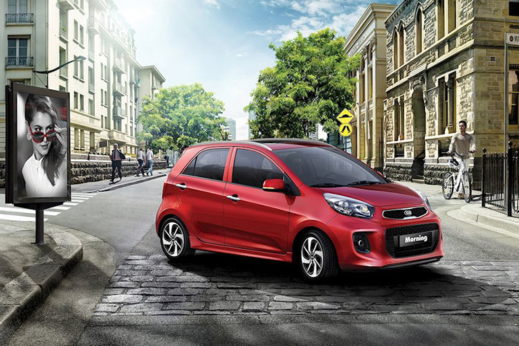 Về vận hành, mẫu xe cỡ nhỏ Kia Morning AT mới xuất hiện tại thị trường Việt Nam sẽ vẫn dùng khối động cơ 4 xy-lanh, Kappa 1.25L, cho công suất 86 mã lực tại 6.000 vòng/phút và mô-men xoắn 120 Nm tại 4.000 vòng/phút. Hộp số tự động 4 cấp và hệ dẫn động cầu trước.