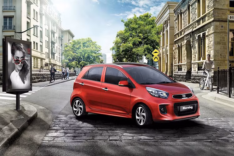Về vận hành, mẫu xe cỡ nhỏ Kia Morning AT mới xuất hiện tại thị trường Việt Nam sẽ vẫn dùng khối động cơ 4 xy-lanh, Kappa 1.25L, cho công suất 86 mã lực tại 6.000 vòng/phút và mô-men xoắn 120 Nm tại 4.000 vòng/phút. Hộp số tự động 4 cấp và hệ dẫn động cầu trước.