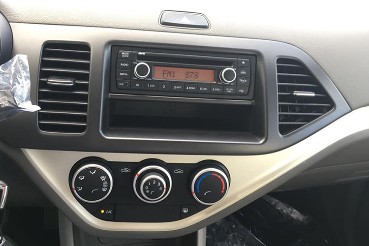 Trang bị an toàn của Kia Morning AT khá đơn giản bao gồm hệ thống chống bó cứng phanh ABS và phân phối lực phanh điện tử EBD. Tuy nhiên theo dự đoán thì nó chỉ được trang bị có 1 túi khí phía người lái.