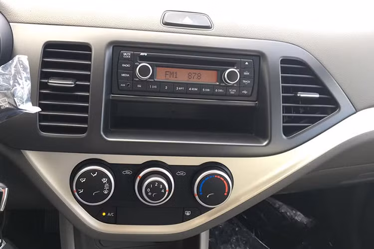 Trang bị an toàn của Kia Morning AT khá đơn giản bao gồm hệ thống chống bó cứng phanh ABS và phân phối lực phanh điện tử EBD. Tuy nhiên theo dự đoán thì nó chỉ được trang bị có 1 túi khí phía người lái.