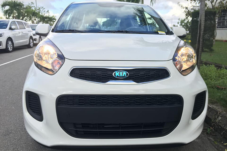 Morning là mẫu xe cỡ nhỏ đã lâu không được nâng cấp, khiến nó dần bị Hyundai Grand i10 vượt mặt. Tân binh Toyota Wigo cũng đe dọa thị phần. Để tăng sức cạnh tranh, mẫu xe này vừa được âm thầm bổ sung phiên bản Kia Morning AT 2018 mới số tự động với giá rẻ hơn.