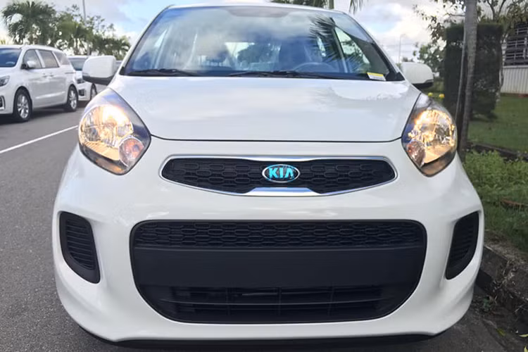 Morning là mẫu xe cỡ nhỏ đã lâu không được nâng cấp, khiến nó dần bị Hyundai Grand i10 vượt mặt. Tân binh Toyota Wigo cũng đe dọa thị phần. Để tăng sức cạnh tranh, mẫu xe này vừa được âm thầm bổ sung phiên bản Kia Morning AT 2018 mới số tự động với giá rẻ hơn.