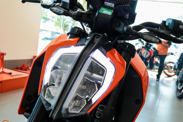 TM Duke 390 2018 có thiết kế kiểu dáng hoàn toàn mới với thiết kế tổng thể "chiến" hơn phiên bản cũ và mang đậm phong cách streetfighter, được tuân theo ngôn ngữ mới của KTM đang áp dụng. Trong đó, nổi bật nhất là đèn pha LED phía trước đầy góc cạnh và chia đôi theo chiều dọc.