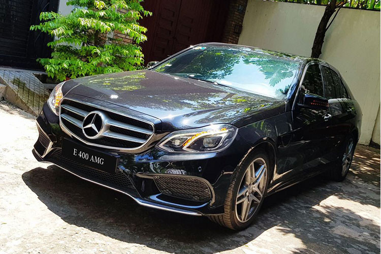 Mẫu xe sang Mercedes E400 AMG là phiên bản gần như cao cấp nhất ở thời điểm mới ra mắt với giá bán công bố vào khoảng 3,3 tỷ đồng, chưa bao gồm các chi phí khác để xe có thể lăn bánh trên đường.