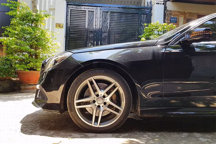 Chiếc E400 AMG này hiện chỉ chạy được khoảng 37.000 km, như vậy là vẫn còn khá mới. Đối với những chiếc xe tương tự nhưng sử dụng nhiều, giá bán lại có thể sẽ còn thấp hơn rất nhiều so với mức 1,6 tỷ đồng.