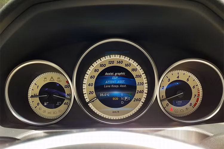 Dòng xe sedan hạng sang cỡ trung này cũng được trang bị các tính năng an toàn như thắng ABS, cân bằng điện tử ESP, hệ thống treo AGILITY CONTROL, 11 túi khí, cảm biến xe cùng chiều đi vào điểm mù của kính chiếu hậu khi xe chạy trên 30km/giờ (Active Blind Spot Assist)…