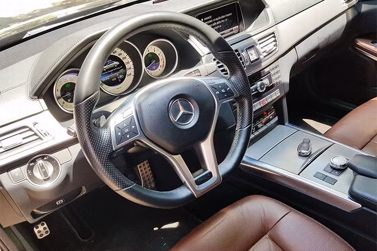 Về các tiện ích tiêu chuẩn, E400 AMG được trang bị hệ thống ECO Start/Stop giúp xe tự động tắt máy khi nhàn rỗi nhằm tiết kiệm xăng. Hộp số tự động 7 cấp với nhiều chế độ lái khác nhau phù hợp với từng điều kiện đường sá kèm theo chức năng kiểm soát tốc độ Cruise Control.