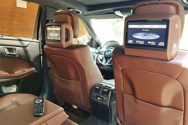 Mercedes E400 AMG sở hữu khối động cơ xăng 3.0 lít, V6, ông suất 333 mã lực. Xe có khả năng tăng tốc từ 0 lên 100km/giờ mất 5,2 giây và có thể đạt tốc độ tối đa 250km/giờ. rong khi đó, khi kết hợp với hộp số tự động 7G-TRONIC PLUS, E400 AMG có chỉ số tiêu hao nhiên liệu trung bình chỉ 7,5 – 7,9 lít/ 100 km.