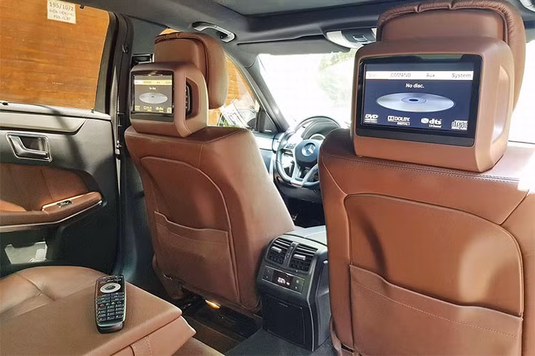 Mercedes E400 AMG sở hữu khối động cơ xăng 3.0 lít, V6, ông suất 333 mã lực. Xe có khả năng tăng tốc từ 0 lên 100km/giờ mất 5,2 giây và có thể đạt tốc độ tối đa 250km/giờ. rong khi đó, khi kết hợp với hộp số tự động 7G-TRONIC PLUS, E400 AMG có chỉ số tiêu hao nhiên liệu trung bình chỉ 7,5 – 7,9 lít/ 100 km.