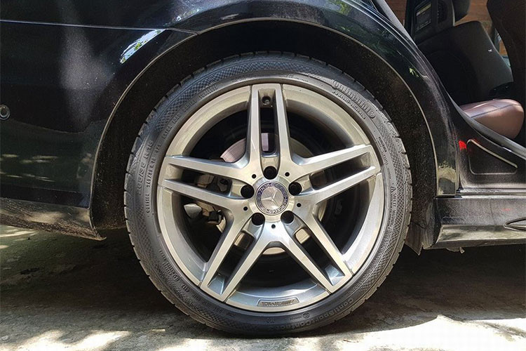 Mercedes-Benz E-Class là mẫu sedan hạng sang cỡ trung thành công nhất trong hơn 50 năm qua với doanh số bán hơn 13 triệu chiếc. Tại Việt Nam, E-Class cũng là mẫu xe sang đầu tiên xuất hiện tại thị trường vào năm 1996 và trở thành mẫu sedan hạng sang cỡ trung bán chạy nhất.