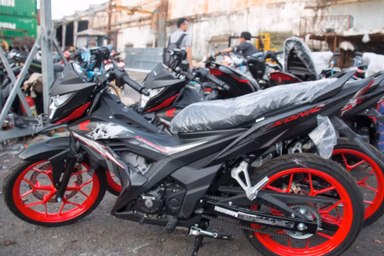 Thế hệ Honda Sonic 150R 2018 mới vẫn giữ kiểu dáng thiết kế underbone, tuy nhiên nhiều chi tiết trên xe đã được thay đổi so với trước đây. Sonic 150R sở hữu chiều dài 1.941 mm, rộng 669 mm và cao 977 mm. Trục cơ sở xe dài 1.275 mm. Trọng lượng của mẫu underbone này ở mức 114 kg.