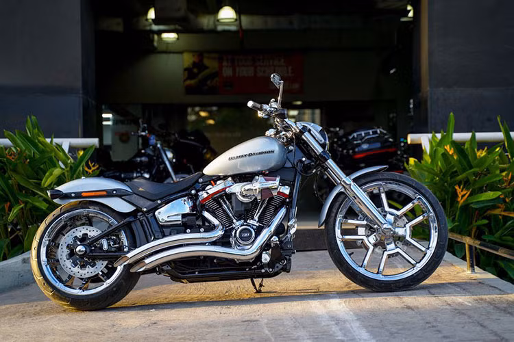 Tuy vậy, chiếc Harley-Davidson Breakout 114 của doanh nhân Nguyễn Quốc Cường đã được độ lên động cơ 131Ci với dung tích 2.146cc. Kèm theo đó còn là hàng loạt đồ chơi được gắn thêm mạ crome sáng. Được biết, chiếc xe này được xem là bản độ Breakout 114 2020 duy nhất tại Việt Nam ở thời điểm hiện tại.