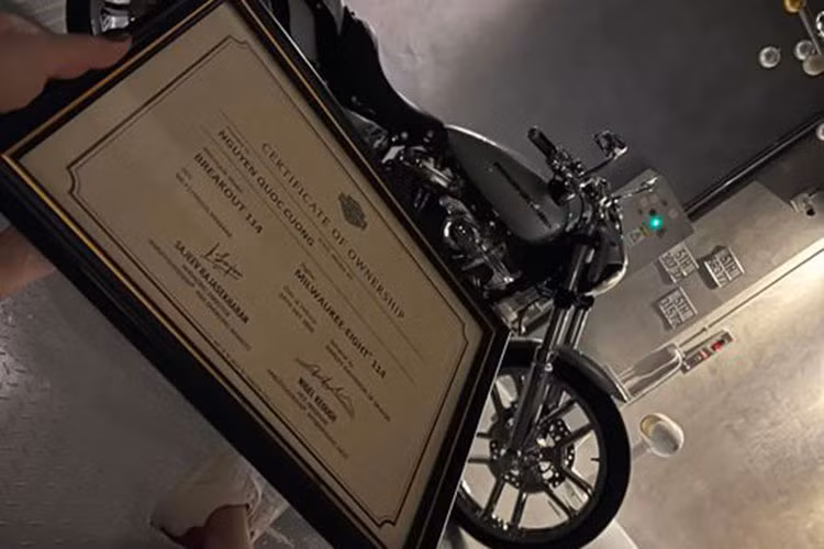 Đáng chú ý, ở cuối phần bình luận này, vị doanh nhân 8X còn chia sẻ luôn về công năng thực sự của chiếc Harley-Davidson Breakout 114 thực ra là để... trang trí nội thất. Chiếc Harley-Davidson của Cường Đô la mới được bà xã Đàm Thu Trang tặng thuộc dòng xe softtail với một chỗ ngồi duy nhất.