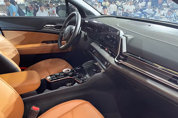 Các trang bị an toàn khác của Kia Sportage 2022 tại Việt Nam gồm; cảnh báo điểm mù và giám sát bằng hình ảnh (hiển thị qua bảng đồng hồ sau vô lăng giống với Kia Sorento), hỗ trợ giữ làn đường, hỗ trợ tránh va chạm điểm mù, hỗ trợ phanh khẩn cấp và 6 túi khí.