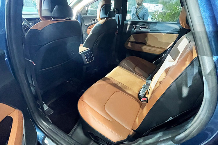 Về khả năng vận hành, Kia Sportage 2022 sẽ có tổng cộng 3 tùy chọn động cơ. Đầu tiên là máy xăng, hút khí tự nhiên, dung tích 2.0L, phối hợp với hộp số tự động 6 cấp về hệ dẫn động cầu trước cho công suất tối đa 154 mã lực và mô-men xoắn cực đại đạt 192 Nm.