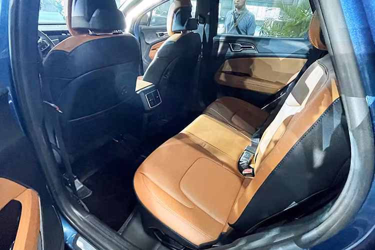 Về khả năng vận hành, Kia Sportage 2022 sẽ có tổng cộng 3 tùy chọn động cơ. Đầu tiên là máy xăng, hút khí tự nhiên, dung tích 2.0L, phối hợp với hộp số tự động 6 cấp về hệ dẫn động cầu trước cho công suất tối đa 154 mã lực và mô-men xoắn cực đại đạt 192 Nm.