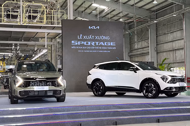 Kia Sportage 2022 là một mẫu xe có thiết kế “lạ”, không giống bất cứ một sản phẩm nào mà Kia Việt Nam đang phân phối. Đó cũng là một trong điểm thu hút của mẫu C-SUV này với người dùng Việt Nam. Xe nằm ở phân khúc SUV cỡ C nhưng đối thủ trực tiếp sẽ là Hyundai Tucson chứ không phải Mazda CX-5 hay Toyota Corolla Cross.