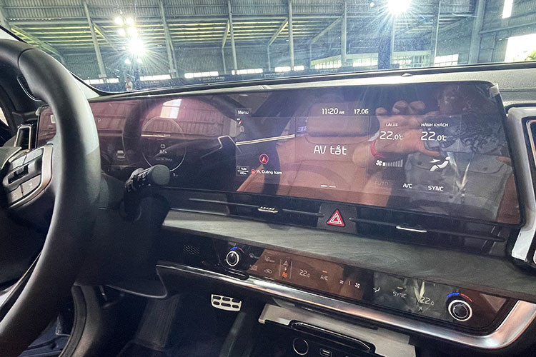 Hàng ghế trước của xe có sưởi và làm mát, ghế lái chỉnh điện tích hợp nhớ vị trí, điều hòa tự động, phanh tay điện tử. Riêng 4 bản 1.6T và 2.0D sẽ có thêm cần số điện tử và đèn viền nội thất.